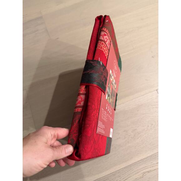 NWT St Nicholas Square Christmas table runner holiday festive party Xmas - Picture 6 of 6